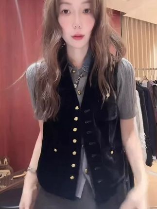 精致气质小众静奢V领排扣无袖丝绒马甲 #精致丝绒马甲#百搭显瘦又洋气 #新款上新 #美美私服分享 #精致丝绒马甲