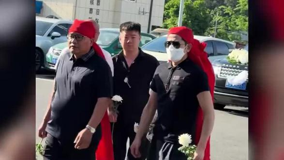 郭富城陪方媛回安徽老家奔丧,他当场跪下给外公上香磕头。看到方媛情绪崩溃,他默默扶着外婆离开了现场。