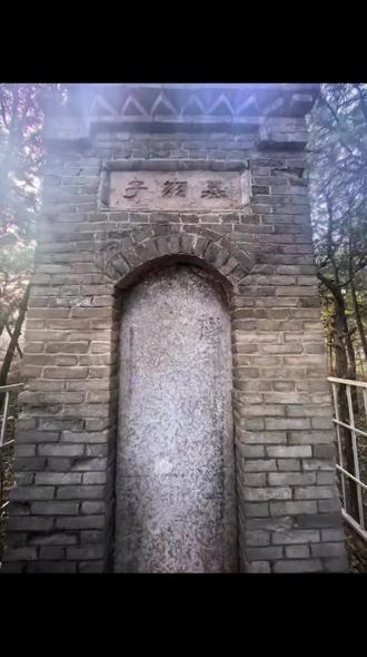 #热门 子羽墓——县级文物保护单位。位于河南省通许县 ,是郑国著名的政治家和外交家子羽的墓地(衣冠冢),墓高14米,面积60平方米。墓前石碑(清1716年所立)尚存,高2.1米,宽0.70米,厚0.2米,有碑楼一座。