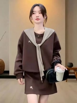 #简约穿搭 休闲减龄卫衣套装裙女2025新款早秋季穿搭气质纯色上衣短裙两件套#减龄气质 #卫衣套装 #卫衣套装两件套 #卫衣穿搭