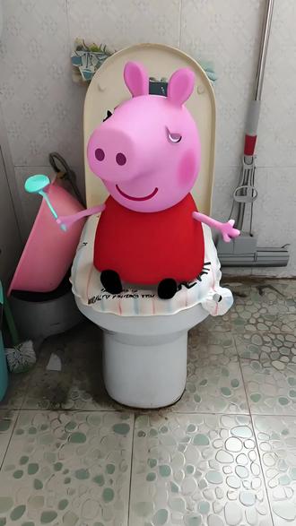 小猪佩奇在等着猪爸爸擦屁股呢 小猪佩奇在等着猪爸爸擦屁股呢#小猪佩奇动画片 #公仔娃娃 #儿童动画 #亲子乐园 #小白兔小白兔