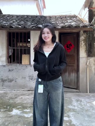 秋冬卫衣真的很好穿,棉柔感的卫衣超显瘦的#卫衣穿搭 #微胖女生 #藏肉显瘦穿搭 #外套穿搭 #显高显瘦穿搭