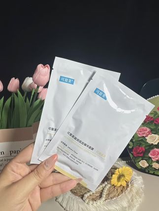 不想垮脸的姐妹就用可复美小金膜 25+的贵妇姐姐们,梳妆台上怎能少了可复美这款黄金抚纹精华面膜? 绵密膜布裹着满满黄金精华,上脸像被云朵托住般舒服。熬夜后的垮脸、换季时的干纹,敷上15分钟就像被温柔抚平,脸蛋子透着自然透亮的光泽,是那种由内而外的紧致感。 可复美大品牌背书,成分扎实得让人安心。不管是晨间急救还是晚间修护,用一次就知道,这抹黄金呵护,是给熟龄肌最好的温柔相待。精致姐姐的护肤清单,必须有它的名字~#可复美#小金膜#不想垮脸就用它#拒绝❌垮脸#可复美面膜