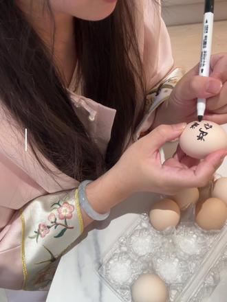 1 month |手绘鸡蛋 吃一蛋少一难🥚
有手就会的手绘鸡蛋
需要用到的工具:
生/熟鸡蛋都可以 🥚+黑色马克笔✏️
在鸡蛋上画上自己的喜欢的图案 在家也可以拍纪念意义满满的照片啦 拍完鸡蛋还可以吃掉 也不会浪费!
让我们祝宝宝满月快乐欧~ 🎉🎉🎉
#鸡蛋的神仙吃法 #满月鸡蛋 #手绘鸡蛋画 #手绘鸡蛋 #鸡蛋
