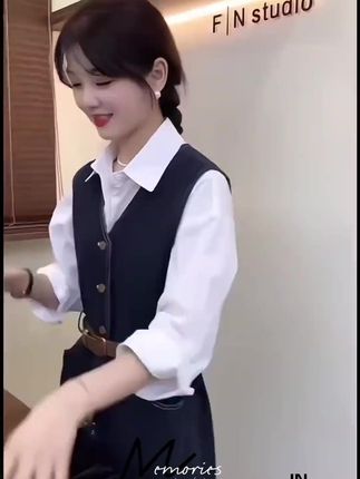 韩剧气质女主角穿搭套装裙女秋季新款复古V领牛仔背心裙叠穿衬衫#预制国庆出游穿搭#秋冬穿搭新鲜感在线#早秋冷冽又随性的气质穿搭 #小个子秋冬穿搭 #早秋穿搭三分钟出门不是梦