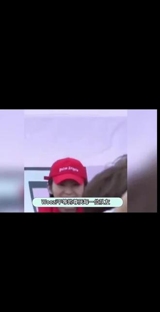 woozi:队友身高自私就算了,还抠门 woozi吐槽:吃什么长大的
克拉:吃你的身高长大的🤣
#seventeen #金珉奎#李知勋 #权顺荣 #SVT
@SEVENTEEN_OFFICIAL