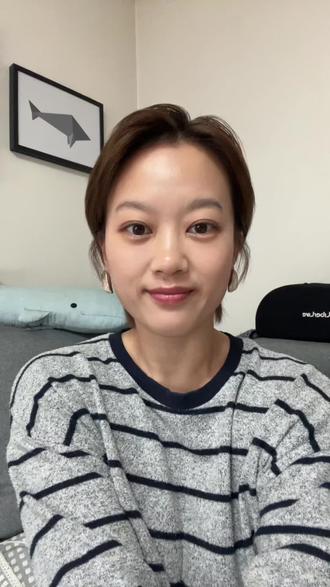 小学生放春假 初中生高中生不配吗? 近刷到一个视频——
校长宣布放春假,孩子们高兴得跳起来,没作业,就去拥抱春天🍃
我笑着笑着,突然想到了另一群人:
初三的孩子,高三的孩子。
他们的春天,是在窗户里看的。
窗外花开着,窗里卷子开着。
为什么小学生能出去拥抱春天,初三高三就不行?
因为我们心里好像有个默认的想法:
知识只能从课本里来。
大自然嘛,就是休息,就是等考完试再去的地方。
但一个完整的人,不是这么长大的。
一个人,光有知识不够。
他得能感觉到风吹在脸上,得能看见花从土里长出来——
得知道春天不是课本上的一个词,而是真能走进去的地方。
小时候背朱自清的《春》:
“盼望着,盼望着,东风来了,春天的脚步近了。”
背得特别熟,考试从来不丢分。
但你问我真的知道什么叫“小草偷偷地从土里钻出来”吗?
说实话,不知道。
那时候,我把春天背成了考点。
可现在不一样了。
AI来了,知识越来越容易得到。
但有一样东西,AI永远给不了我们——
感知幸福的能力。
风吹在脸上的感觉,花开在眼前的惊喜,
心里突然“满了一下”的那个瞬间——
这些,AI给不了你。
但它们,恰恰决定了我们这一生过得好不好。
我不是说中考高考不重要。
我是想说——
一个完整的人,不能光在分数里长大。
在当“考生”之前,他得先是个“活着的人”。
这次春假,让我看到了一点亮光。
教育好像在往前走——虽然走得慢了点,虽然只照亮了一小群人。
但这道光,不是让我们看一看就完了的。
它是来提醒我们的:
我们值得拥有一种教育——
让春天不只是小孩子的特权。
让朱自清的《春》,不只是一篇课文。
让感受幸福的能力,和考高分一样重要。
让孩子们不用等到“考完那天”,
才被允许成为一个幸福的人、一个完整的人。
🌱 完整的人,不是在分数里长大的。
🌱 幸福的能力,比知识更重要。
---
#春假 #教育 #女性成长 #感知幸福的能力 #初中生高中生