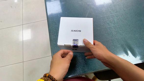 索尼ZVE10国际版开箱,看看和国行的有什么区别!
#索尼#索尼ZVE10 #相机推荐 #开箱