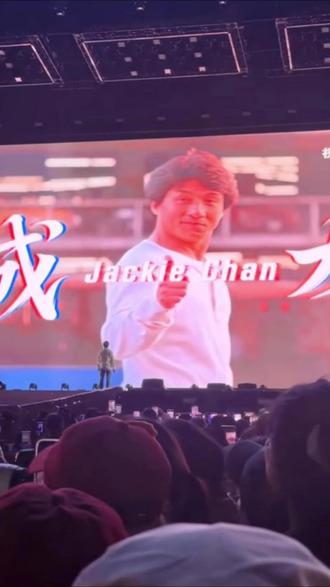 成龙莫文蔚唱响扬州,漫天无人机表演点亮整片夜空 #无人机表演 #无人机灯光秀 #扬州音乐节 #成龙 #莫文蔚