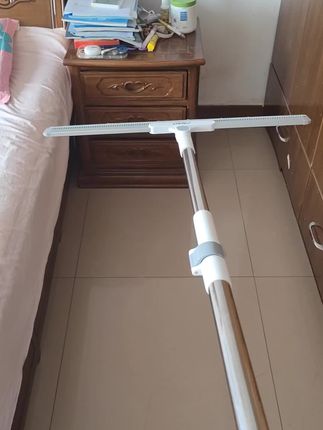 看着干净的地面,拖地之前地面除尘很重要,不刮不知道一刮吓一跳,特别是当你晒完被子、铺好床后,一定要这样做,床底下也刮一刮,刮出来都是一条一条的那种,亲朋好友过来玩,地上难免会有瓜壳果屑或者烟头、烟灰,家里有养宠物或者爱掉头发的,也可以备一把😂#大扫除 #魔术扫把 #打扫卫生#刮水扫把