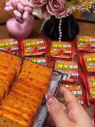 我最近迷上了这个香辣烤馍片, 这个#香辣烤馍片 真是又香又辣巨好吃#美食 #零食推荐视频同款