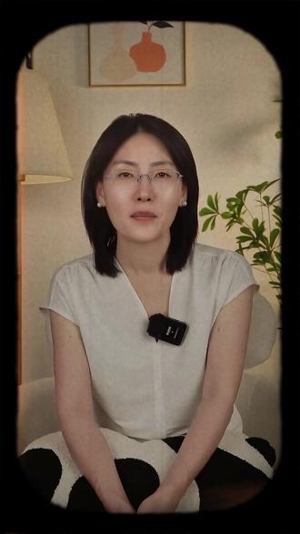 当孩子问家里有钱没钱,表面是在问家境,实际上是在试探2件事:
一个是我的感受和需求有没有被父母看见?
另一个是我的生活质量会不会受到影响。
这个问题,其实是建立家庭价值观很好的时机。今天跟大家分享一个万能回应法,一定可以用得上。
我们可以从"需求"和"欲望"的角度来引导孩子:
"需求"是我们生活必需的东西,比如舒适得体的衣服鞋子;
"欲望"则是"有了更好,但没有也无妨"的东西,比如名牌logo。
我们可以这样告诉孩子:
"我们家有足够的钱满足你的需求。但真正的智慧不在于能买多少东西,而在于知道什么该买,什么不该买。"
当孩子学会区分"需要"和"想要",他就不容易被一些不必要的欲望控制。#育儿 教育#家庭教育