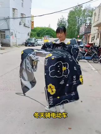 电动车挡风被冬季加绒加厚防雨水电瓶摩托车加大斗篷新款四季通用