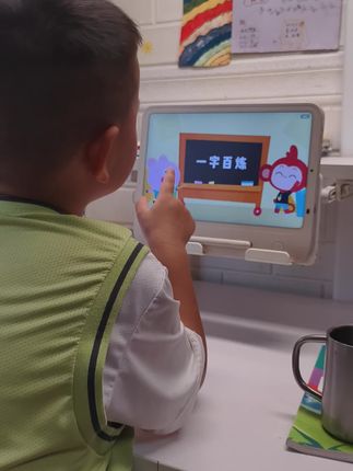 一早起来就学习,学练机内置的幼小衔接就是我想要的,摩比爱数学以前都要自己陪着孩子一点点教,实在太费妈了,根本就坚不吃不下去,现在把它放到学练机里面,点开孩子就跟着他学,实在是太方便了,还有他的励步英语太系统了#学而思学练机