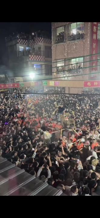 『广东潮汕澄海盐灶拖神』盐灶拖神,据记载,该习俗源于渔民捞获神像后因拈阄负担过重而拖神泄愤,次年反获丰收遂成惯例,形成“盐灶神欠拖”的民间认知,喻人不打骂便不成器之意。#民俗