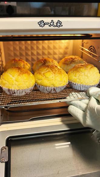 芋泥奶冻菠萝包🍍一次体验三重口感! 上次做了抹茶三重菠萝包反馈敲好!
这次又做了芋泥奶冻菠萝包,解锁了新口味,做法更加简单好吃
💫奶冻
娟姗生牛乳500g
炼乳12g
糖30g
吉利丁片15g
💫面团
高筋面粉 260g
鸡蛋1个
白砂糖 20g
牛奶120g
干酵母 3g
黄油 15g
盐 2g
💫酥皮:
软化黄油50g
常温蛋液30g
低筋粉100g
细砂糖40g
奶粉10g
💫芋泥馅:
蒸熟芋头400g
糖25g
奶粉15g
紫薯粉4g
牛奶50g
烘烤时间:180度18分钟
#烘焙 #菠萝包 #春天吃口新鲜的