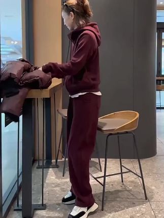 冬季爆款!港味复古女运动套装,洋气减龄超吸睛! #爆款两件套 #港味女套装 #复古运动装 #冬季女款套装 #运动两件套