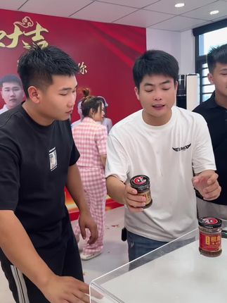 辣椒酱厂开业到现在单单混合装辣椒酱销量一百万多万瓶了如果不好吃也不会这么多兄弟姐妹们的支持@新仔夫妇