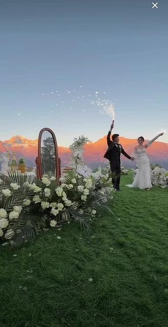 #热门 土豆结婚每个都动作僵硬不自然,一直就想亲朵朵,哈哈。太搞笑了。云南玉龙雪山太美了,独一无二的婚礼。新婚快乐!感谢粉丝宝宝们的喜爱@土豆进村 @土豆走中国 @土豆进村(小号) @土豆进村(生活号) #云南