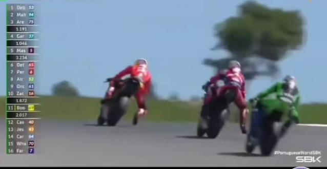 张雪机车夺冠是中国制造到中国创造的转变,是对西方工业的“降维打击”。领先第二名将近4秒是“你连我排气管的尾气都吸不到”的碾压,被这台中国“二三线小厂”机车甩在身后的是一串让无数骑士跪着舔屏的名字:杜卡迪,本田,川崎,张雪820百分之百纯国产,成立才不到两年,创始人张雪,初中毕业,修车学徒出身,所以,西方所谓的信仰,不过是一层薄薄的品牌溢价!
曾几何时,我们“迷信”日本发动机,“意大利车架”,“德国电控”,仿佛那些流淌着工业革命血液的“国际大牌”天然就比中国制造高贵,可张雪820在赛道上用将近4秒成绩告诉你:高贵个屁!你杜卡迪卖20多万,我零头价格,你川崎号称中量级王者,我直线直接拉爆你,品牌信仰的遮羞布被一台来自中国二三线的机车撕得干干净净。
他们技术护城河其实早就干了,一直在吃老本,十几年不换代,换个版花就当新款卖,而从泥地里滚出来的草根工程师张雪,用中国工业体系里最前沿的材料,最智能的辅助设计,最精密的生产工艺…两年就走完了他们二十年都还没走完的路,当年的“贵族血统”遇上了中国的工业卷王,剩下的只有被套圈的份。
张雪机车凭什么能夺冠?除了他自身热爱和执着,更是凭他脚下站着的是中国工业的这颗参天大树。造出一台能跑赢西方顶尖的摩托车,远不止造摩托车那么简单,你需要材料学,否则发动机扛不住超高转速的热负荷;你需要精密加工,否则车架会让你在弯道里飞出去;你需要电控系统,否则TCS、ABS、弯道防滑全是摆设,你还需要空气动力学、热管理、人工智能辅助测试……而所有这些前置科技中国在过去二十年里已经一项一项地硬啃了下来。
看看隔壁的可控核聚变,为什么只有中国还在猛攻,而欧美早早战略性放弃了?不是他们不想搞,是支撑核聚变的基础——超导材料,极端工况密封,高精度等离子体控制…他们已经点不动了,而中国的科技早已经像蜘蛛网一样相互交错,紧密联系在一起。新能源、AI、新材料、智能制造,每一项突破都在给另一项赋能。张雪机车只是顺手从这张网上摘了一个果子扔到赛道上就把这批“贵族”砸眼冒金星!