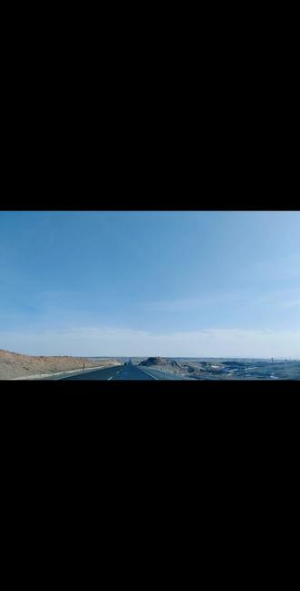 《岁暮讨债文》
时维腊月,岁杪寒深。讨债者执券呼号,奔走街衢。面如冻枣,唇裂风霜;指叩朱门,声咽冰霰。岂料重扉深锁,空闻犬吠荒庭;残联委地,唯见蛛悬旧牖。或曰“主家避债游南粤”,或云“东主藏舟隐太湖”。逡巡至暮,但见万家爆竹喧天,千户椒盘献岁。讨债者仰天太息,袖中债契如山,怀中余粮似纸。
呜呼!世风之颓,信义尽失矣!昔季布一诺,千金不易;今朝堂诸公,白契可焚。有赖债者或效狡兔三窟,或扮黔驴技穷。更甚者反诘债主:“岁暮相逼,岂仁人君子所为?”遂使黄世仁倒悬杨白劳,杨科债主反成恶客。街市间“周转”成遮羞之布,“老赖”化登榜之荣。贾竖效尾生而抱柱,抱的却是销债之柱;商贾仿曾子而杀彘,杀的是契约之彘。
归途踉跄,雪没枯荄。稚子候门索新袄,老亲倚榻待药资。讨债者摩挲空囊,忽忆赊贷之日:债主堆笑若弥勒,契书洒金书凤篆。岂料三载轮回,孔方兄成画饼,诚信碑化流沙。但见朱门酒肉臭,谁怜风雪讨债人?债台巍峨接霄汉,竟比丰年瑞雪更高三分!
太史公曰:昔召公理讼,枯木垂棠;今债务缠丝,可缚鲲鹏。若使金科铸鼎,何至鼠辈横行?但悬秦镜照妖,岂容魍魉舞夜?今录市井惨状,非独为讨债者泣血,实为万姓呼天道也!债契虽轻,压垮世间信义;雪花虽冷,怎及人心之寒?