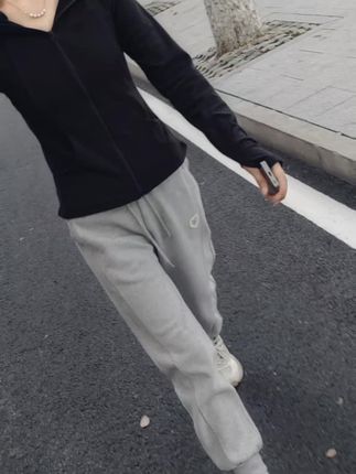时间从来不是解药,真正能治愈你的,是你愿意放过自己的那一刻。执着是动力,释怀是解脱,两者都有,才叫人生..……#穿搭 #穿衣显瘦 #休闲百搭 #早秋穿搭