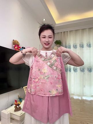 好漂亮的新中式套装,过几天去古镇玩就穿这一套了!#国风服饰 #女童穿搭 #新中式女童套装 #女童新中式国风穿搭 #生女儿就是用来打扮的