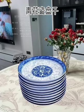挖到宝!6.25英寸青花盘,美到舍不得用 谁懂啊!新入的这个青花瓷盘直接把餐桌氛围感拉满✨ 恰到好处的6.25英寸,装早餐、盛点心都超合适。釉色像雨过天青,青花图案是细腻的缠枝莲,笔触灵动得像在瓷上跳舞。 高温釉下彩很安心,微波炉、洗碗机都能进。摆拍时当背景板,食物瞬间高级感up!日常用也不娇气,越看越有韵味。 中式美学真的yyds,每次用它吃饭都觉得幸福感爆棚~喜欢国风的姐妹闭眼冲!#好物推荐🔥 #强烈推荐 #好物分享 #居家好物 #居家好物
