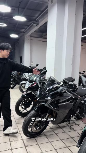 仿赛有点少!#改装车是一种生活 #双轮驱动bike #摩托车翘头为什么不会翻 #改装文化 #性能车的日常 搞只有好车