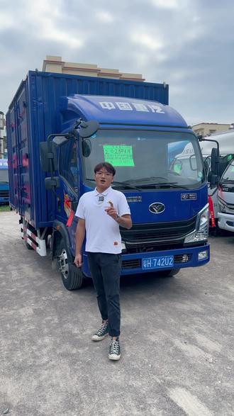 二手价格准新车,23年上牌的中国重汽,国六排放,车箱长度4米2,搭配德威发动机,直通大梁,你会选择新车还是它 #二手货车 #轻卡 #重汽豪沃 #重汽卡车