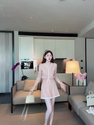 超气质的早春套装来了!一件针织上衣加一条同色系半裙,上身真的好显瘦啊!裙子垂感超好的,腿粗胯宽都能一秒修饰掉,上衣也是宽松有余量,手臂有肉也能遮住,这一套真的太绝了。#美出高级感 #穿搭 #谁穿谁好看 #ootd穿搭