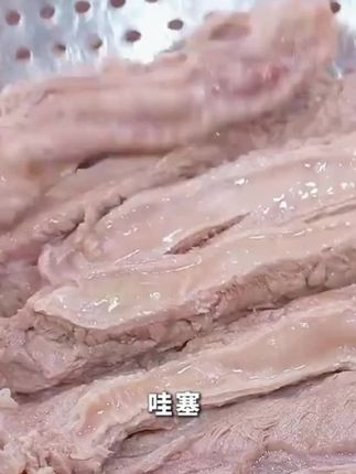 天气越来越冷了,给家人做一锅热乎乎的牛肉汤吧!我买的这个是安格斯牛肋条,它是肋骨去骨的,非常适合炖汤,而且它还是清真的,老人小孩都可以放心吃。它的做法很简单,只需要焯水后放入砂锅,加入葱姜,再倒入适量的清水,小火慢炖四十五分钟就可以出锅了。#强烈推荐 #美食推荐 #好物推荐🔥 好