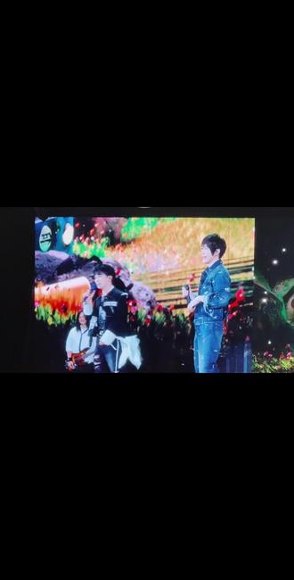 拥抱+talking~魔性的五迷老师~哈哈哈深深太可爱了!
问周深一共喊了多少个WMLS?阿信喊了多少个生米老师?#周深 #五月天阿信 #这个世界不能没有演唱会 #WMLS #生米老师