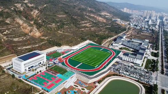 通渭县思源实验学校西川分校航拍 通渭县思源实验学校西川分校始建于2021年,2023年8月建成招生。学校位于通渭县平襄镇西城区宋堡村宋庄社,是通渭西城区一所以高起点设计、高标准建设的九年义务教育公办寄宿制学校。作为一所新学校,学校紧紧围绕立德树人根本任务,坚持为党育人、为国育才使命,紧盯高质量发展新要求,聚焦提升课堂教学质量、优化作业设计、强化教研教改、丰富课后服务内容等重点内容,严格落实国家“双减”政策、坚持五育并举融合,主动作为、开拓奋进,坚定不移走好守正创新之路。展望未来,我校将继续为学生的健康成长创造良好的环境,全体老师聚力扬帆,奋力前行,用心、用情、用爱成就有温度的教育,让西川学子在阳光下健康、快乐地成长!(拍摄剪辑:马旭强)#学校风景 #通渭教育 #西川分校