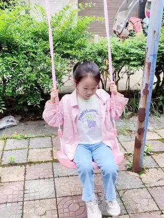 自从给孩子买了这个儿童秋千,它天天都要玩,连手机都不想看了。这个儿童秋千不仅好玩,而且还能锻炼孩子的平衡力和胆量,增加亲子互动,让孩子更健康快乐的成长。它是专为儿童设计的,安全又放心。如果你也想给孩子买一个,赶紧点击下方链接购买吧!#户外运动 #快来看看 #带娃好物 #每日分享