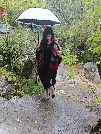 雨天漫步龙澍峪,仿佛走进水墨画中。撑伞听雨,别有一番诗意,撑伞漫步,感受雨中静谧之美!