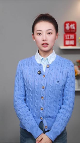 舞弊“偏门”不绝 公平大厦将倾! 近日公布的一起数年前旧案,撕开了替考“上岸”的遮羞布,激起了公众的强烈愤慨!替考舞弊蛀空的是公务员选拔的“公平之基”;替考舞弊侵蚀的是公务员队伍的“素质之墙”;替考舞弊毒化的是社会“诚信之源”。事儿虽然难看,但能彻底捅出来,是一种进步。要彻底封死舞弊“偏门”,还要坚持最严厉的打击、最周密的防范。打击舞弊、须用重典。对组织者、替考者、被替考者及可能存在的内部勾结者,必须严惩不贷,同时公之于众,形成足够震慑,才能让“别伸手,伸手必被捉”的警示深入人心。公务员队伍的清正与否,关乎国本,关乎民心。以最坚决态度、最硬核措施确保考试的纯洁、选拔的公正,让公务员队伍的源头活水始终清澈,支撑起社会公平正义的大厦永固,这既是对无数诚信考生的交代,也是对国家利益和民族未来的捍卫。