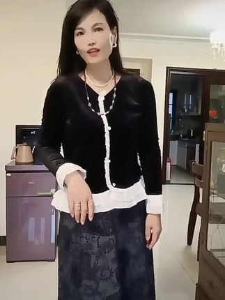 美女们不管多少岁都要美美哒,主播自留款两件套来了,喜欢的赶紧入手吧质量杠杠滴。