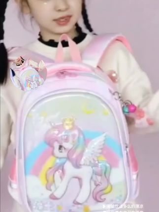 幼儿园卡通书包轻便防滑又好看性价比高高级感满3一6岁初入学书包,出游装零食宝宝背上也好看,有喜欢的家人给你家宝贝也备上一个吧