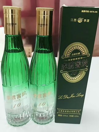 大哥们,李渡窖龄10年品鉴小酒来了! 承载李渡酒厂经典匠心工艺,每一滴都是时光淬炼的味道~ 开瓶即迎来奔涌的元窖醇香,52度酒体丰盈有层次,入口绵柔留香,每一口都是岁月沉淀的甘醇与厚重。 🔹125ml精致装,小巧却尽显品味 🔹好友相聚,提杯共饮更有情调 🔹赠礼体面,雅致包装心意满满 🔹独酌静享,细品经典白酒韵味 这款兼具品质与格调的美酒,真正懂酒的老饕绝不错过! 点击入手,一起沉浸体验李渡窖龄10的醇香世界吧!#李渡酒 #纯粮酿造 #纯粮酒 #好喝不贵 #好酒推荐