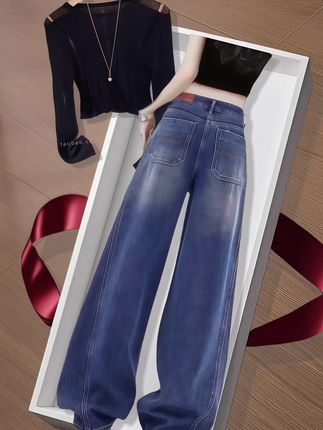 大码女生秋冬本命裤!美式复古弯刀工装裤超显瘦 大码女孩秋冬想穿得潮又藏肉?这条美式街头风弯刀香蕉工装裤,直接戳中需求! 高腰设计牢牢锁住腰线,弯刀版型巧妙修饰腿型,从胯到脚的流畅线条,轻松藏住大腿肉、假胯宽。宽松阔腿+拖地长度,拉长比例超显高,完全不挑身材。 复古工装元素自带街头酷感,秋冬搭配卫衣、短款棉服都超适配。面料厚实却不臃肿,保暖又有型,日常出街、约会都能穿。不管是微胖还是大码身材,穿上都能穿出随性潮范儿,显瘦又时髦! #大码工装裤女#美式复古弯刀裤#秋冬高腰阔腿裤#显瘦拖地裤#轻松拿捏慵懒风穿搭 @DOU+小助手 @DOU+上热门 @巨量千川