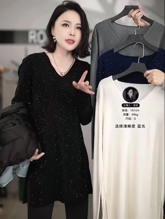 这件衣服太美了,星光闪闪,真的超好看!面料是珠片纱的,轻盈又保暖,而且一点都不扎人,贴肤穿都行。版型修身显瘦,肚子上有肉也能完美遮住。搭条黑色小半裙,再穿上一双小皮鞋,秋冬氛围感拉满,优雅大方又时髦,出门回头率超级高#气场全开 #时髦穿搭 #穿出高级感 #高级感穿搭 #气场全开