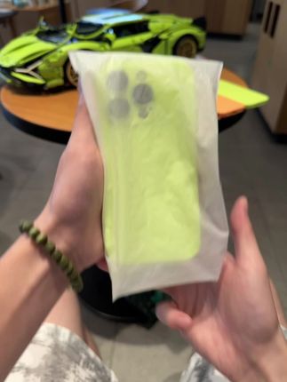 不沾衣服不沾灰的肤感磨砂壳!手感软糯细腻 内置绒不伤机 淡纹磁吸圈也很高级#强烈推荐 #这个手机壳真的长在我心巴上了 #日常生活 #生活必备 #磁吸手机壳
