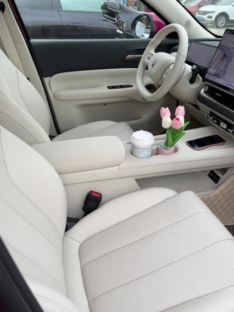 欧拉5中控充电一体水杯硅胶垫,扶手箱套安装上了,太实用了#欧拉5 #长城欧拉 #长城欧拉5 #汽车好物推荐🔥