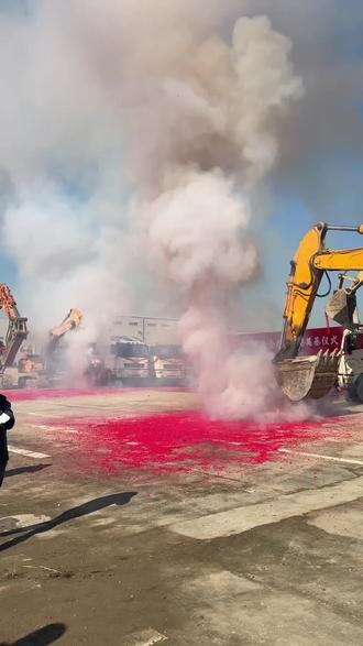 这一锹,是黄埔的现在,更是我们的未来!
祝贺合煜智造港奠基暨招商大会圆满成功!
看着挖掘机轰隆启动,看着企业家们热烈交流,
才懂什么叫"热土之上,大有可为"!
扎根广州黄埔,与城市共成长!
期待与更多伙伴,并肩奔赴更好的明天!
#黄埔骄傲 #园区奠基 #携手同行#广州#广州黄埔