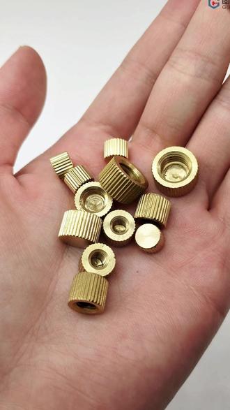 黄铜小头盲孔手拧螺母,黄铜材质、小头滚花、盲孔(单通)、可徒手拧紧的圆形紧固件,常用于仪器、面板、家具、电子设备等需要快速拆装、防锈、美观的场景#紧固件 #固万基五金 #五金配件 #螺丝 #固万基螺丝