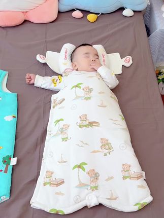 孩子睡觉爱踢被子,晚上不停给他盖被子自己也没睡好,赶紧准备了这个夹棉的睡袋,再也不担心宝宝着凉了。 #萌娃睡姿 #宝宝睡袋防踢被 #宝宝睡袋