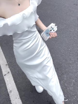 朋友圈的精致,抵不过内心的从容。不必羡慕别人的剧本,你的故事,自有它的分量。生活从不完美,到你可以活的完整#没有人能拒绝姐姐风 #夏天该有的样子 #小个子显高显瘦穿搭 #温柔穿搭 #一击即中的夏日穿搭