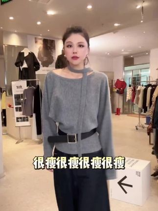 Laugh girl 温柔的灰色毛衣,蝙蝠袖设计轻松勾勒出慵懒女人味,腰带一系,显瘦又时髦。巴黎街头的浪漫气息扑面而来~✨🧥XL531065J #针织衫 #百搭显瘦