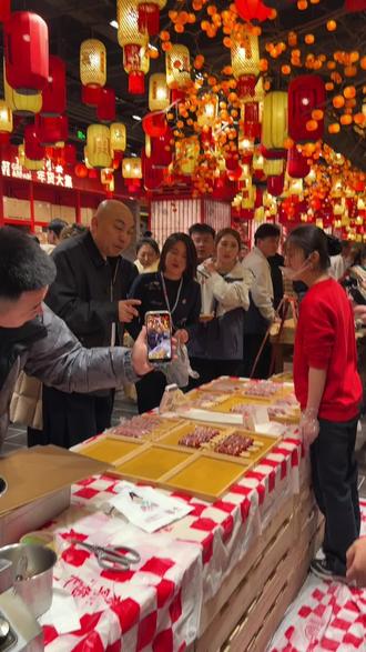 唐山宴偶遇程野,来唐山宴第一美食就是糖葫芦#程野 #唐山宴 #来唐山宴过大年